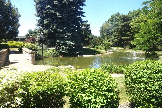 Building Photo - Updated Condo in Park-Like Setting