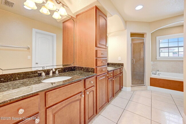 Building Photo - 1795 Noel Pl