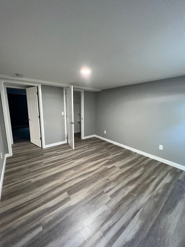 Building Photo - Spacious 3 Bedroom Apartment Near UNC with A/C