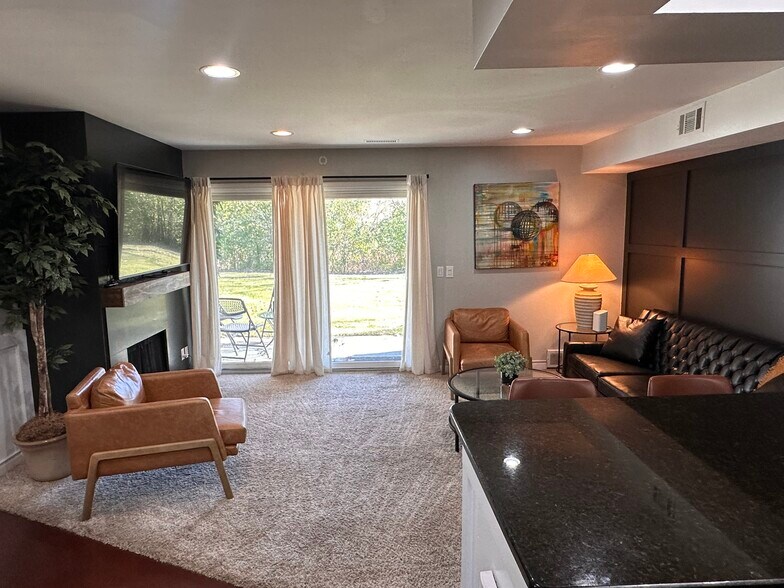 Building Photo - 2777 Davison Ave