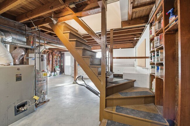 Building Photo - 347 Staples Ave