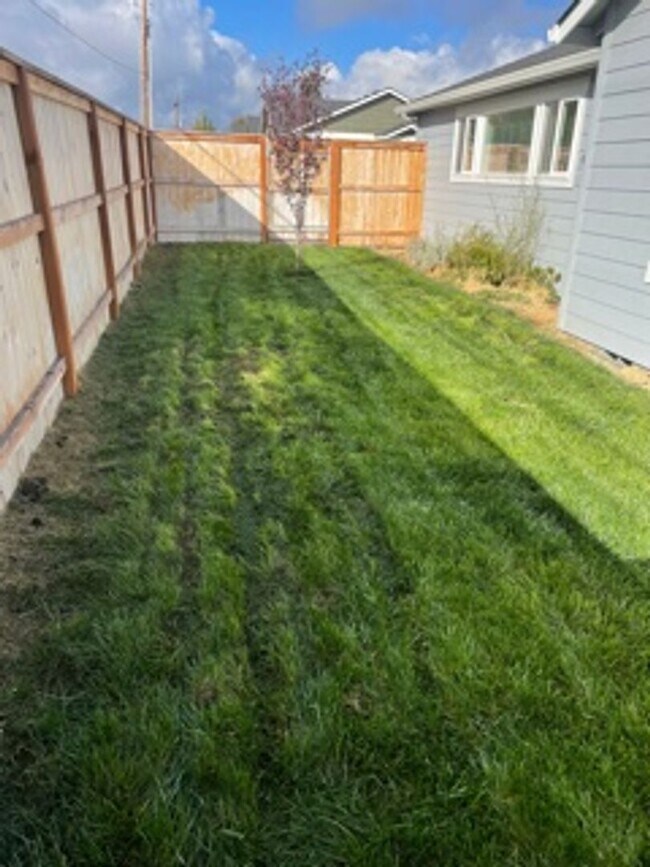 Building Photo - 3 BEDROOMS SINGLE LEVEL HOME