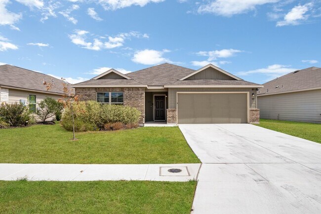 Building Photo - Stylish 3-Bed Home with Island Kitchen, Private Patio & Fenced Yard in Seguin