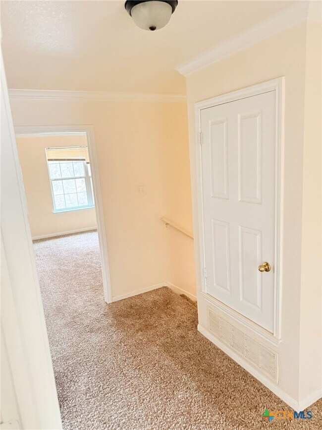 Building Photo - 102 Kings Ct