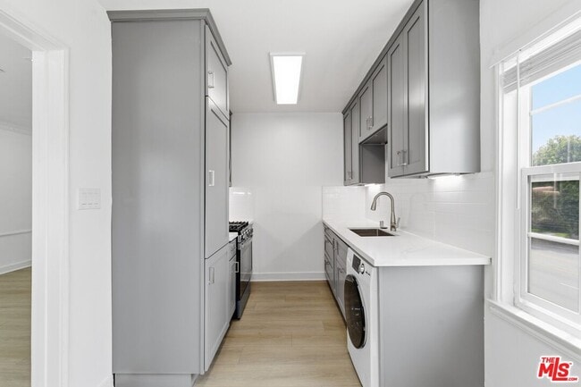 Building Photo - 8613 W Olympic Blvd