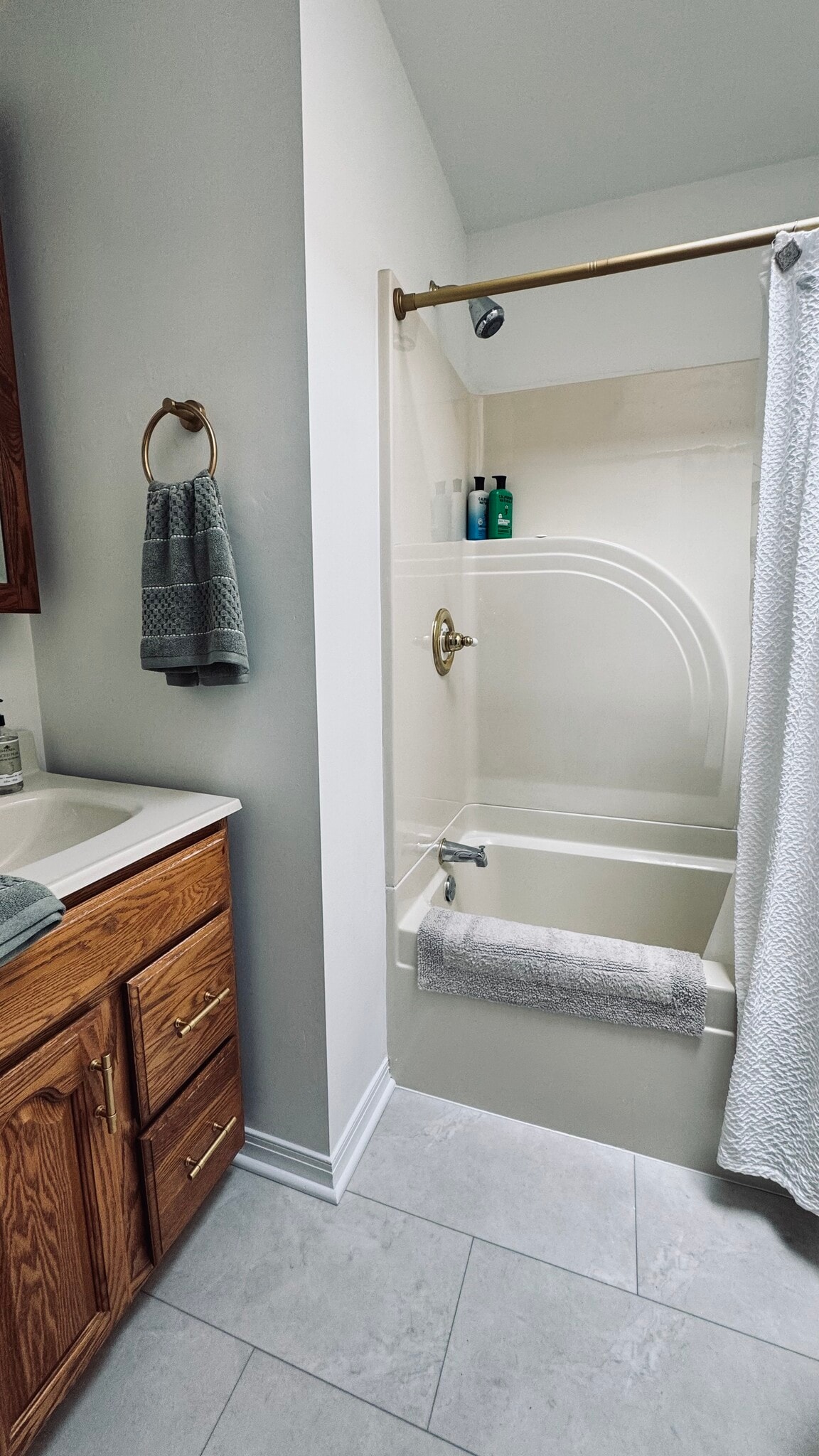 Bathroom with skylight - 2353 2nd St