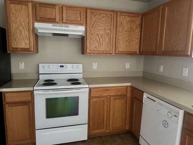 Building Photo - Cute single family home in Lake Point Community