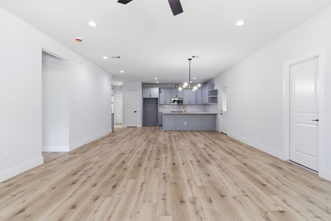 Building Photo - 7040 Kinney St