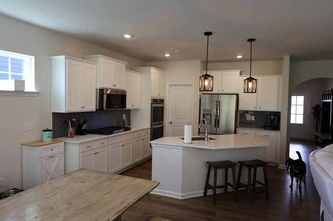 Building Photo - 136 Dogwood Grv Pl
