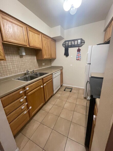 Building Photo - 6135 Knoll Wood Rd