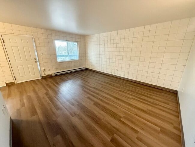 Building Photo - Move in specials - Pick One - 1st month free or $100 off monthly rent. Flexible lease terms are a...