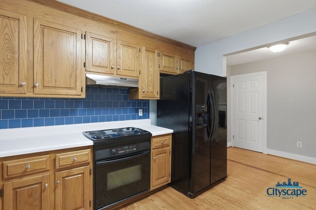 Building Photo - Charming Farmhouse-style Home Adjacent to Huguenot Park!