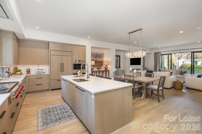 Building Photo - 616 Queens Rd