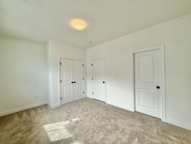 Building Photo - Newly Built 4BD, 3.5BA Northeast Raleigh T...