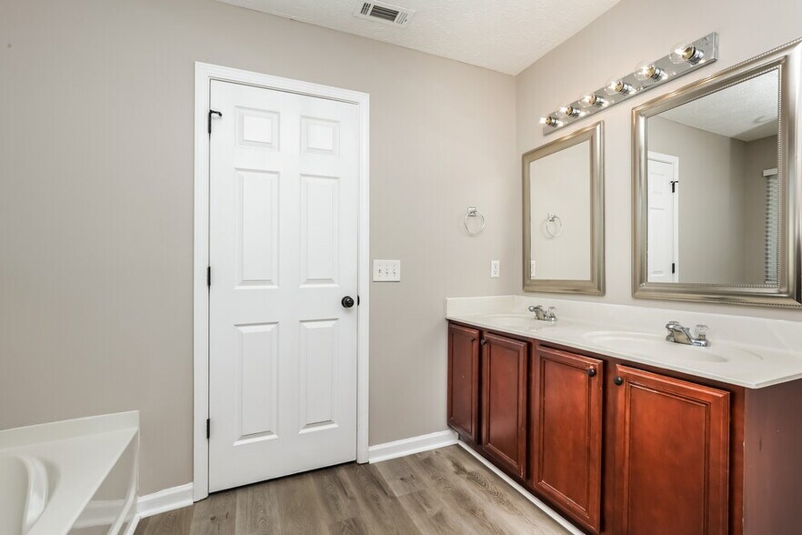 Building Photo - 5823 Roxbury Dr