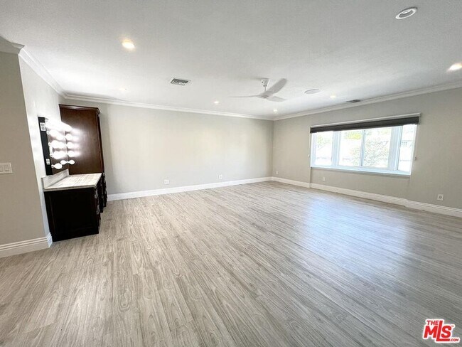 Building Photo - 10758 Cozycroft Ave