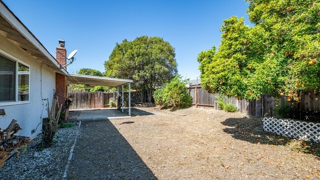 Building Photo - 3bed/2bath home available now!