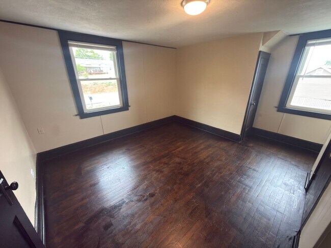 Building Photo - Pulaski, 4BR / 2 BA, available now