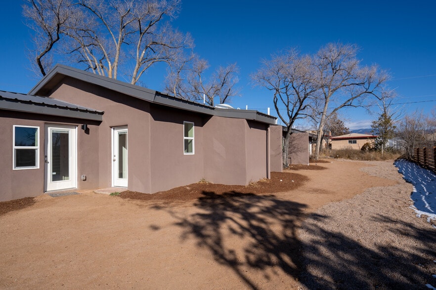 Building Photo - 2200 W Alameda St