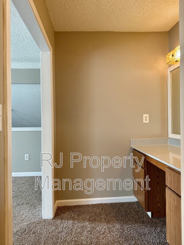 Building Photo - 5996 Parktree Cove