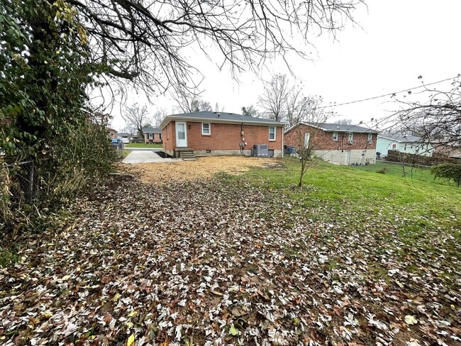 Building Photo - Brick Home For Rent Shelbyville