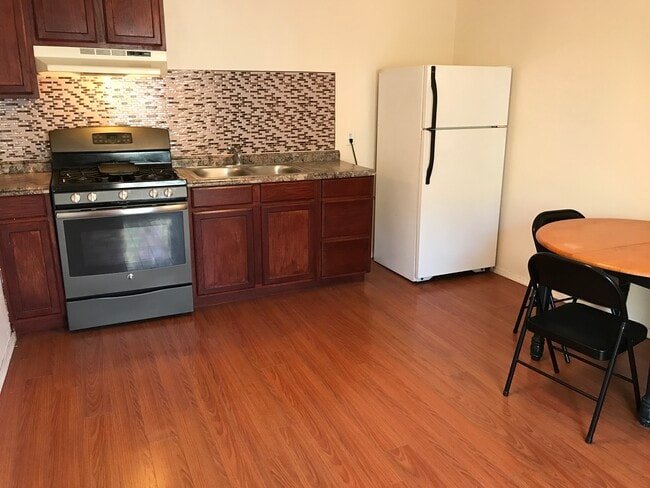 kitchen - 11553 Vanport Ave