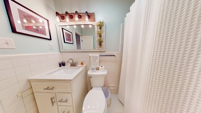 Building Photo - Super Cute One Level Home 1 mile from Toom...