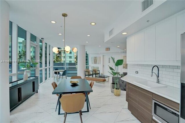 Building Photo - 480 NE 30th St