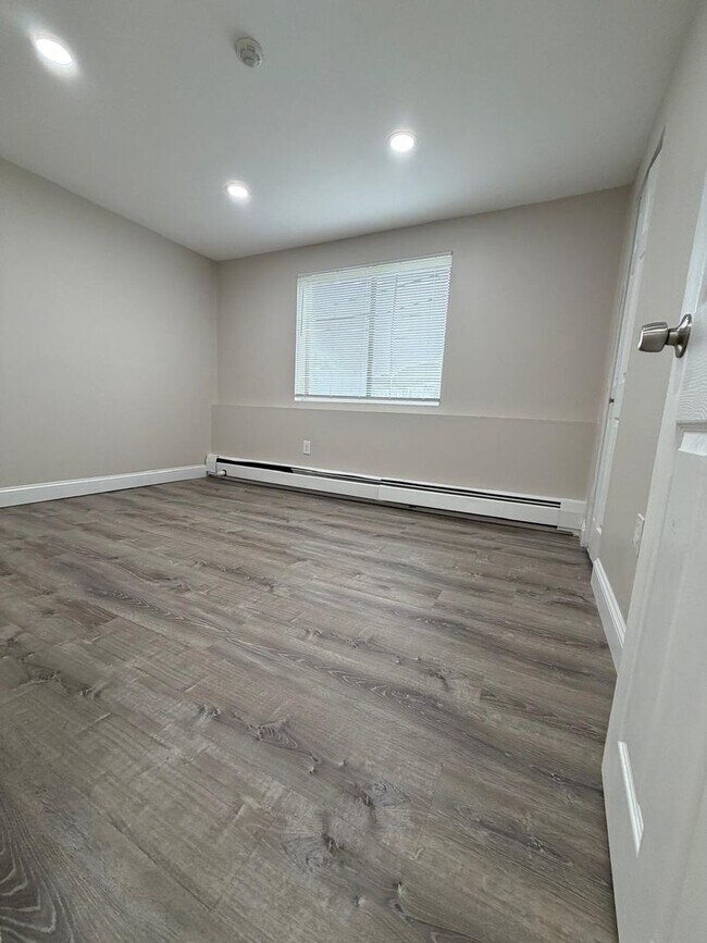 Building Photo - Fully Renovated 2 Bed with Heat, Hot Water and gas for cooking included