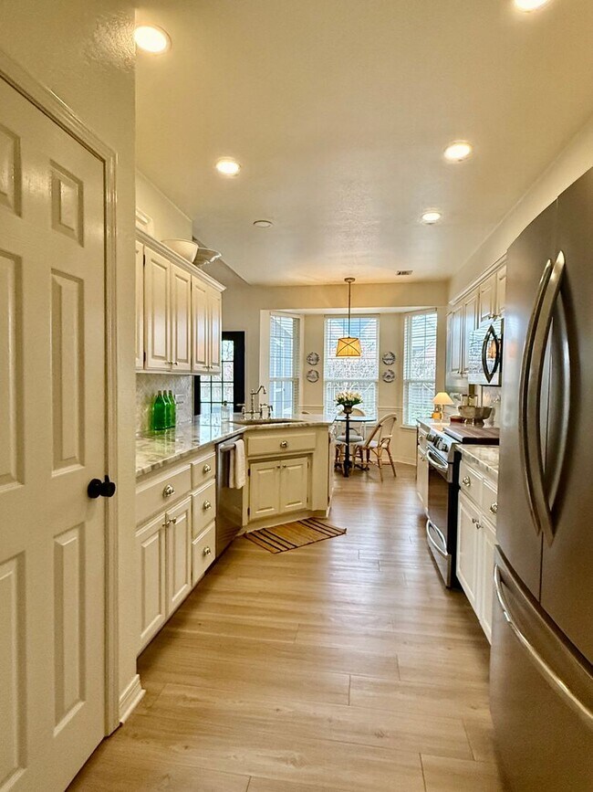 Building Photo - Available Mid-June! Stunning Home Near Col...