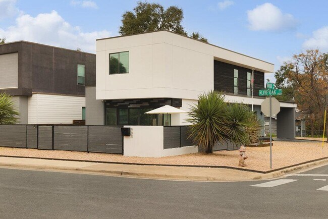 Building Photo - 900 W Live Oak St