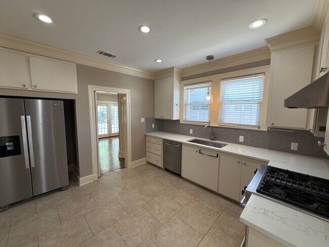 Building Photo - 3 Bed, 2 Bath Home in Southdowns - Fenced ...