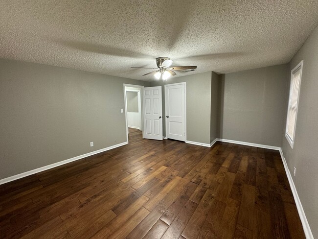 Building Photo - 5633 Highland Ave