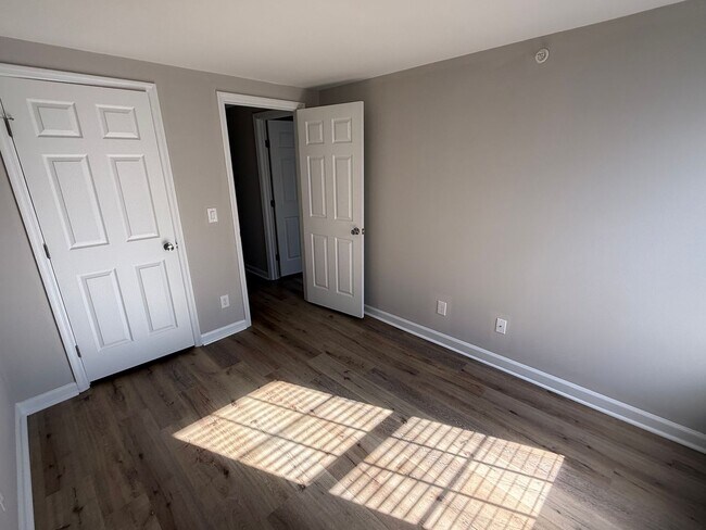 Building Photo - 3 BEDROOM CONDO. Walking Distance to Unive...