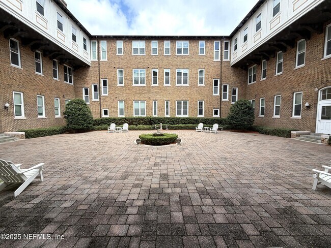 Building Photo - 2525 College St