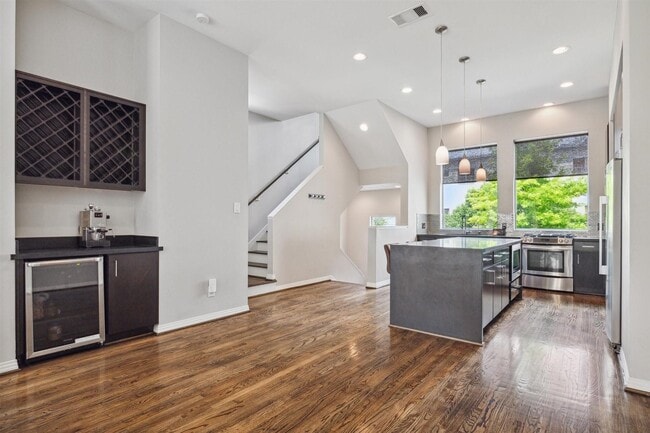 Building Photo - 1630 Dennis St