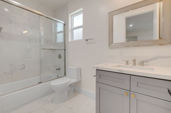 Building Photo - A beautifully designed and renovated 4 bed...