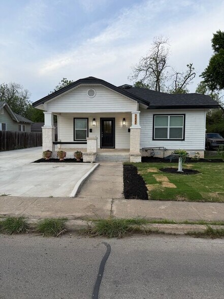 Building Photo - 2427 W Southcross Blvd