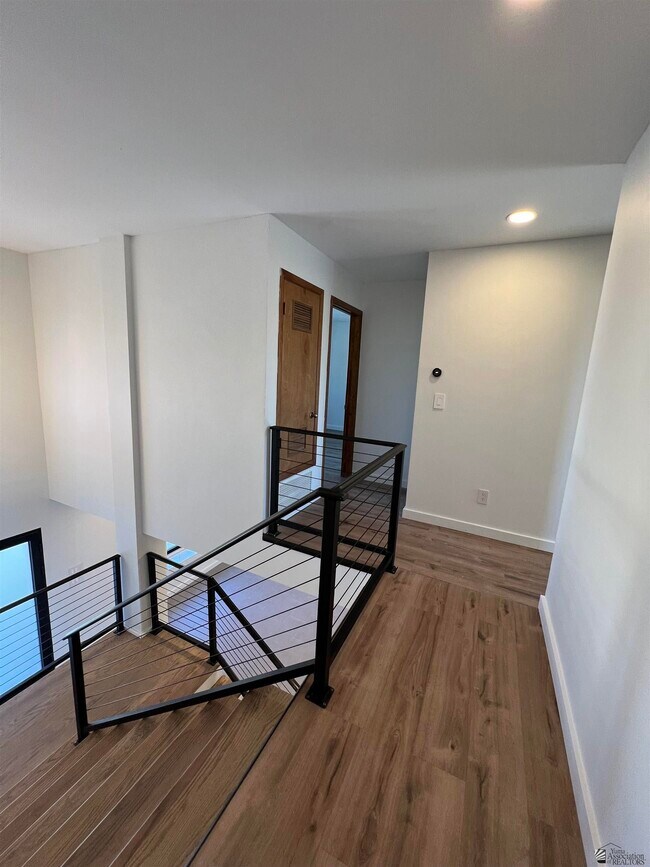 Building Photo - 995 W 35th St