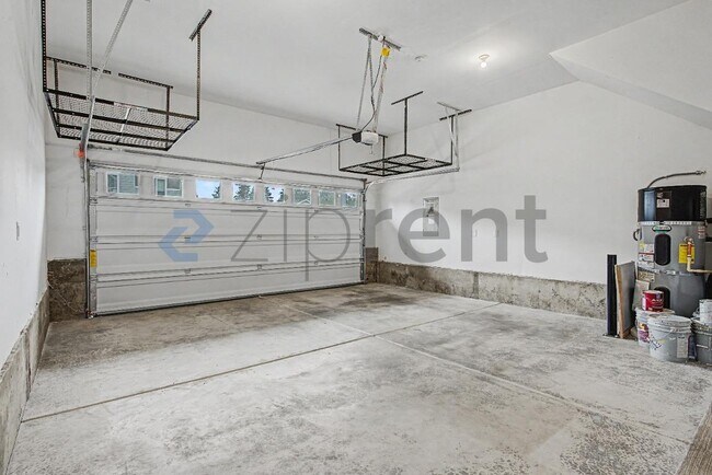 Building Photo - 4231 S Cloverhill Wy