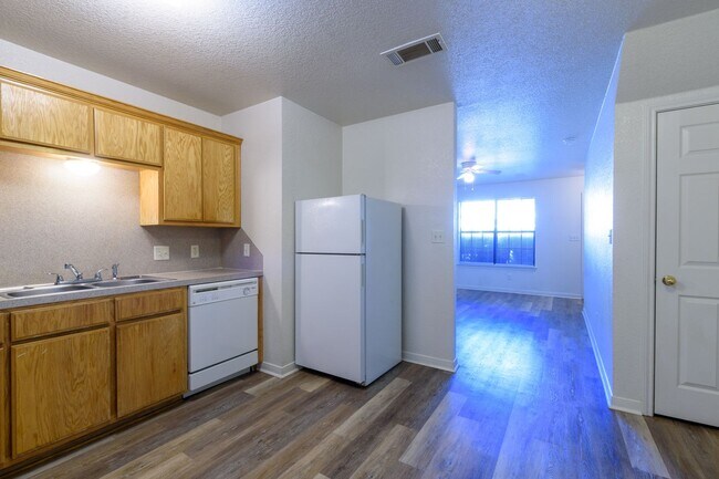 Building Photo - SECTION 8 ACCEPTED & RENT SPECIAL - AVAILA...