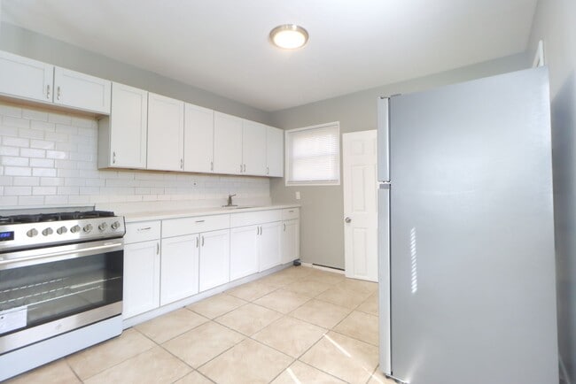 Building Photo - Spacious & Stylish 4-Bedroom Home