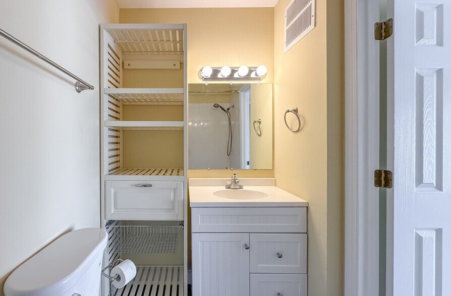 Building Photo - 2241 W Pensacola St