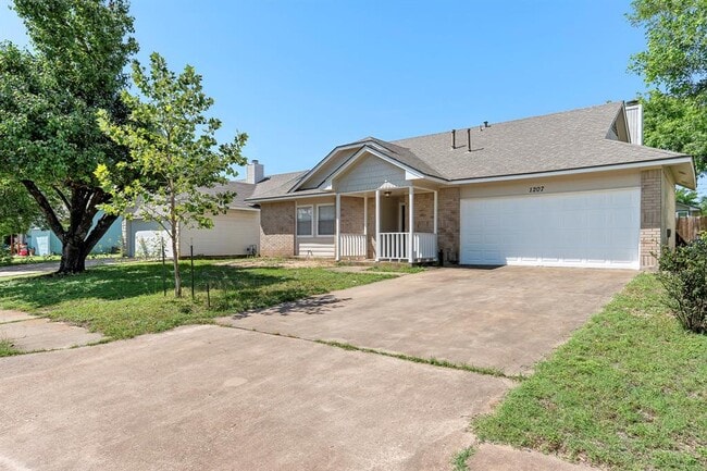 Building Photo - 1207 York Castle Dr