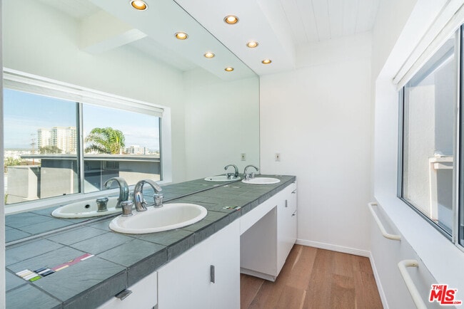 Building Photo - 3711 Ocean Front Walk