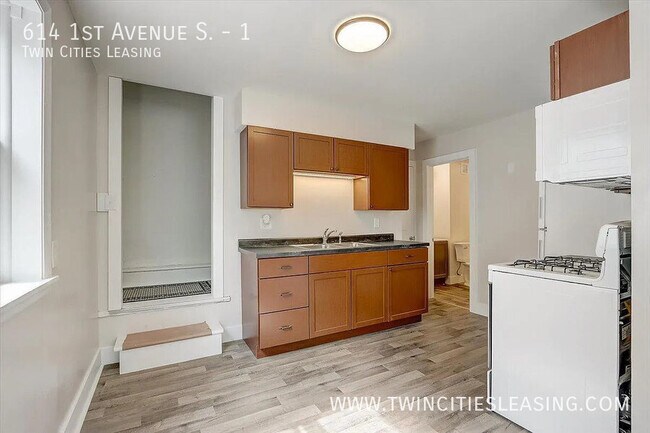 Building Photo - 614 1st Ave S