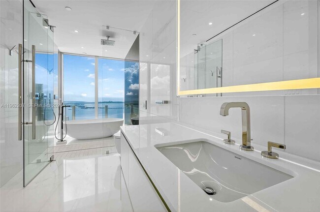 Building Photo - 300 Biscayne Blvd Way