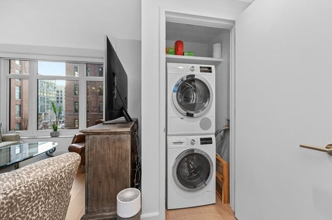 Building Photo - 100 Lovejoy Wharf