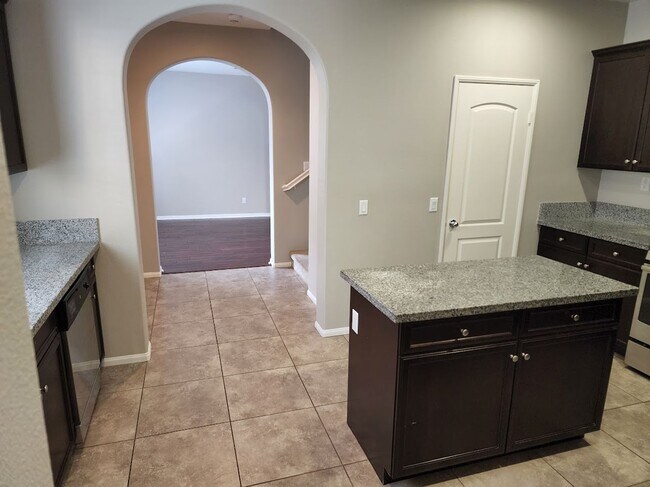 Building Photo - Available Now! Clean and move in ready 4 Bedroom Home in Murrieta