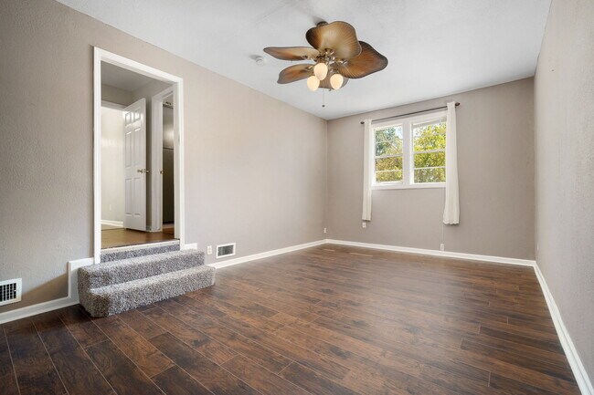 Building Photo - 531 N Fern St